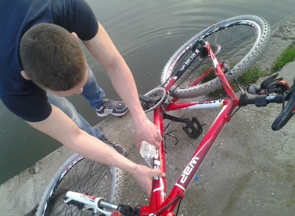Велосипед был украден с лестничной клетки в столице. По словам владельцев, это единственная модель в Молдове - ФОТО